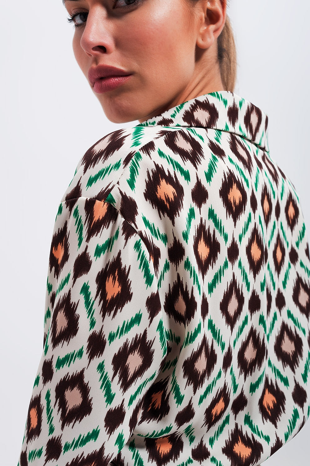Twist Front Copped Shirt in Geo Print